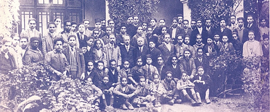 Classes de tissage : élèves réguliers et ceux des cours du soir (1932)